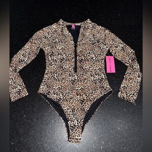 NEW BETSEY JOHNSON Leopard Print
LONG SLEEVE SCUBA ZIP UP 1 PIECE SWIMSUIT SZ L